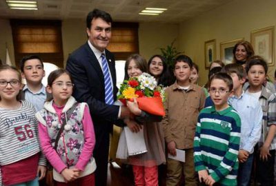 Başkan Dündar, koltuğunu çocuklara bıraktı