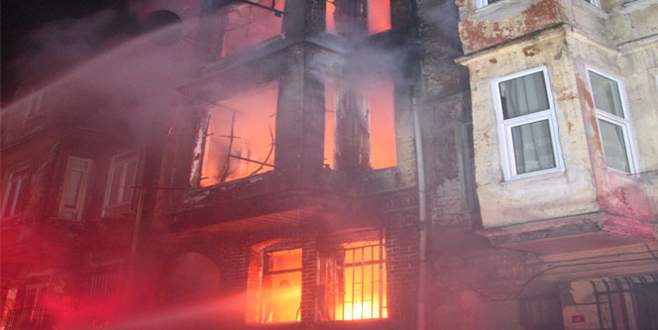 Ahşap binada can pazarı