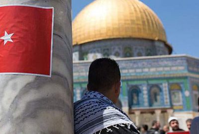 Filistinliler Mescid-i Aksa’da Türk bayrağı açtı