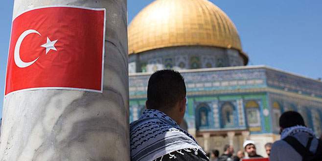 Filistinliler Mescid-i Aksa’da Türk bayrağı açtı