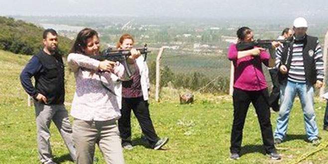 Kadın polisler affetmedi!