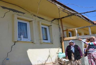 Bursa’da heyelan bir köyü yok ediyor