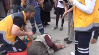 Yaşlı adamın yardımına yoldan geçen hemşire koştu