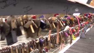 Sevgi köprüsü ‘aşk kilitleri’ni taşıyamadı