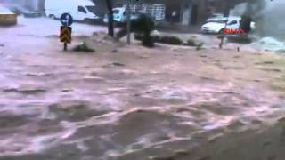 İzmir’de sel sularına kapılan vatandaş