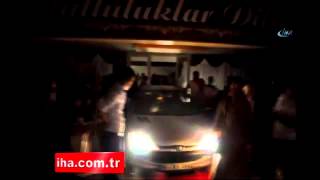 Düğün salonunun ortasına otomobille girdi