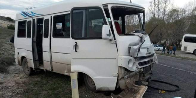 Otomobil ile minibüs çarpıştı! 13 yaralı