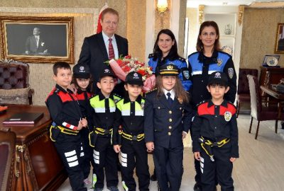 Gümüşhane’de Karayolu Güvenliği ve Trafik Haftası etkinlikleri kapsamında minik polisler,