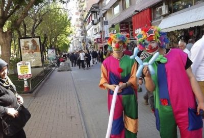 Eskişehir Yediler mevkiinde dolaşan palyaço kıyafeti giymiş iki üniversite öğrencisi,