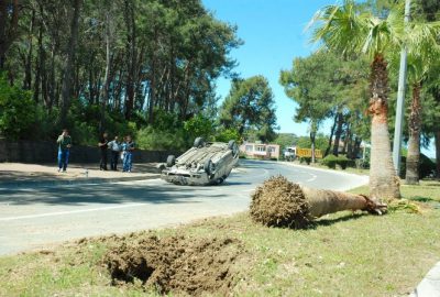 Antalya’nın Manavgat ilçesinde, sürücüsünün direksiyon hakimiyetini kaybettiği otomobil, yolun karşı