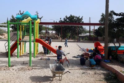 Erdemli Belediyesi, ilçe merkezi ve mahallelerde, bahçesinde oyun grubu olmayan