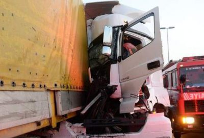 İstanbul’un Beylikdüzü ilçesinde 3 TIR'ın karıştığı zincirleme trafik kazasında 3