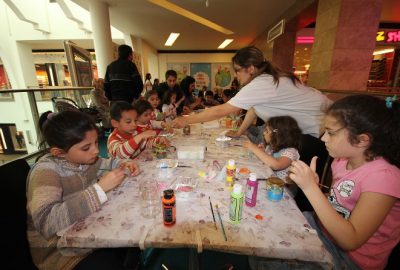 Forum Gaziantep Çocuk Kulübü’nün düzenlediği Kumbara Boyama Atölyesi’nde çocuklar hem