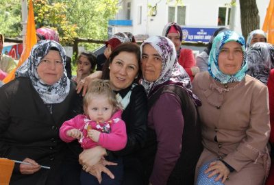 AK Parti Çorum Milletvekili adayı Lütfiye İlksen Ceritoğlu Kurt, halkla