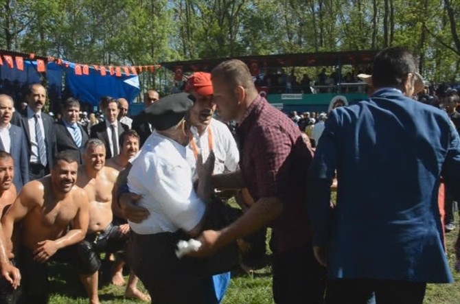 Yaşlı adamın fotoğraf inadı