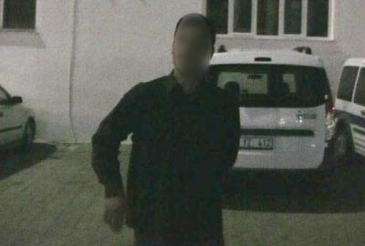 Muğla Marmaris'te, polis merkezine gelen bir kişi nöbet kulübesinin camını