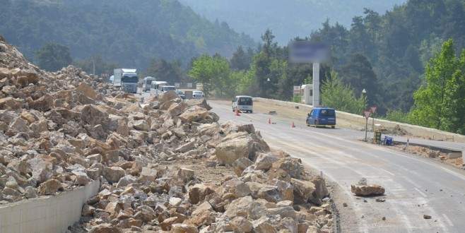 Orhaneli yolunda tehlike sürüyor