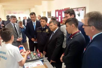 Konya’nın Beyşehir ilçesinde, açılışı gerçekleştirilen TÜBİTAK destekli bilim fuarında öğrencilerin