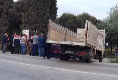 Kamyonun altında kalan motosikletli hayatını kaybetti
