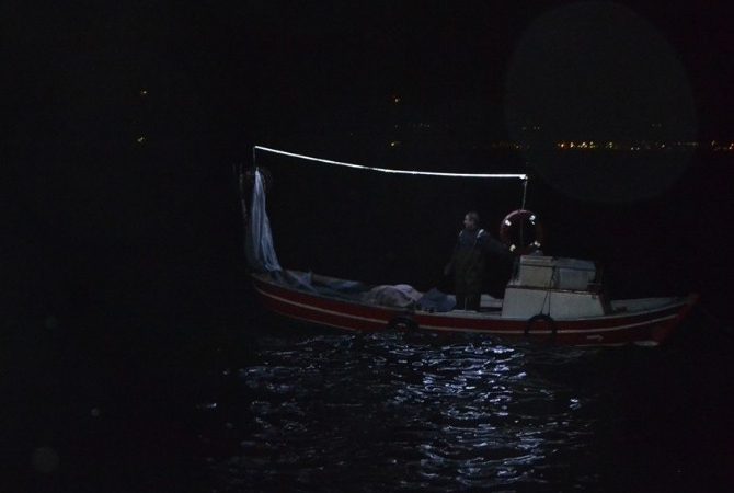 Kocaeli’nin Karamürsel ilçesinde fırtına nedeniyle 2 balıkçı denizin ortasında mahsur