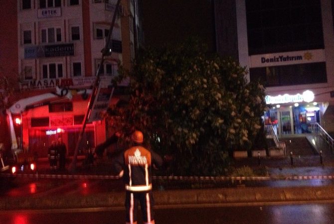 İstanbul’da etkisini gösteren şiddetli fırtınayla birlikte İncirli Caddesi üzerindeki elektrik