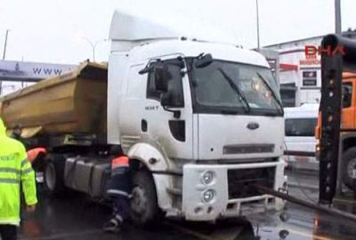 Kamyon metrobüs yoluna girdi!