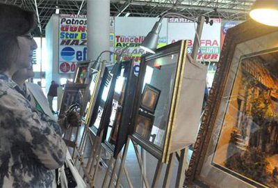 Otobüs terminalinde rölyef sergisi