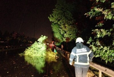 İtfaiye’den Gece Boyunca Fırtınayla Mücadele