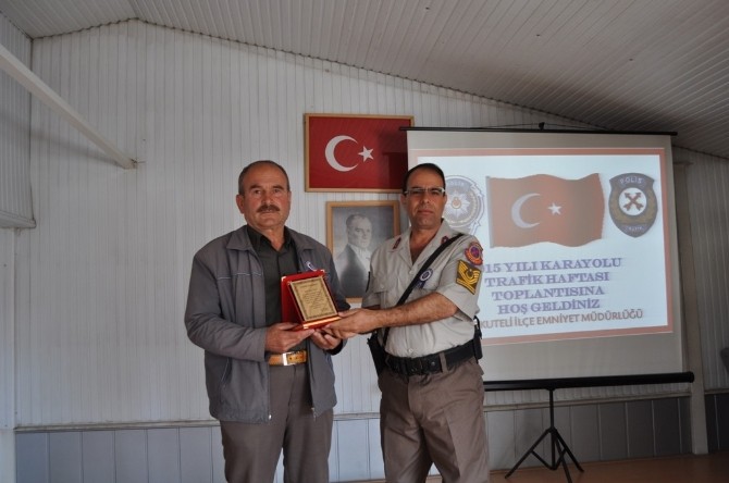 Korkuteli’nde “Yılın Sürücüsü”ne Plaket