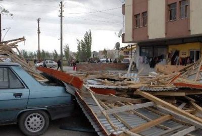 Şiddetli rüzgar çatıları uçurdu