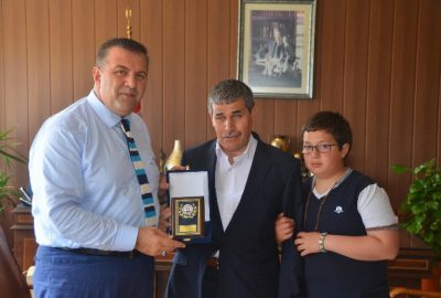 Engelliler Derneğinden Koca’ya Plaket