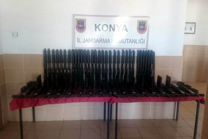 Konya’nın Hüyük ilçesinde, jandarma timleri yaptıkları yol denetiminde yasa dışı