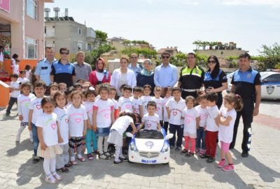 Polisten Miniklere Akülü Polis Arabası