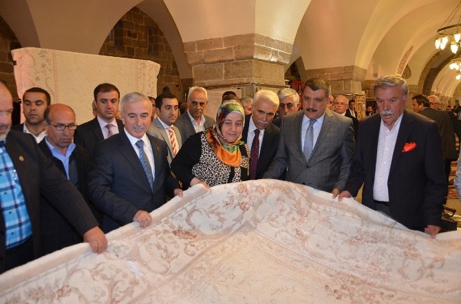 El Emeği Göz Nuru Bir Halının Kesimi Yapıldı