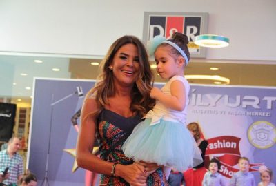 Özlem Yıldız Miniklerle Podyuma Çıktı