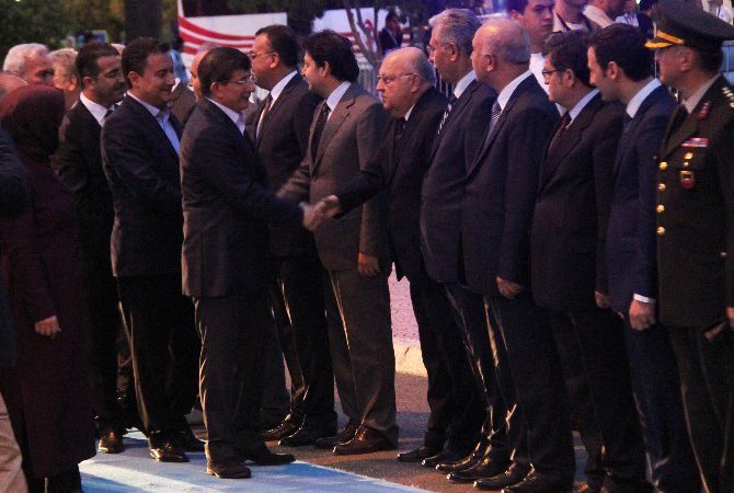 Başbakan Ahmet Davutoğlu, Mersin’de partisi tarafından düzenlenen mitinge katıldıktan sonra