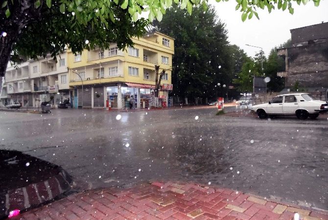 Adıyaman’ın Gölbaşı ilçesinde akşam saatlerinde yağan yağmur ve dolu etkili