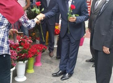 MHP Milletvekili Adayları Annelere Gül Dağıttı