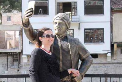 Amasya Belediyesi tarafından yaptırılarak Yeşilırmak kenarındaki gezi yoluna konulan ‘Selfie