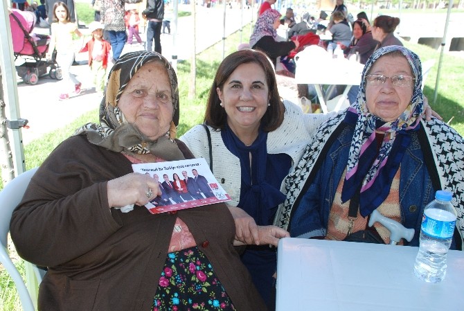CHP Milletvekili Adayı Usluer Annelerle Birlikte Alkışladı CHP Milletvekili Adayı Usluer Annelerle Birlikte Alkışladı