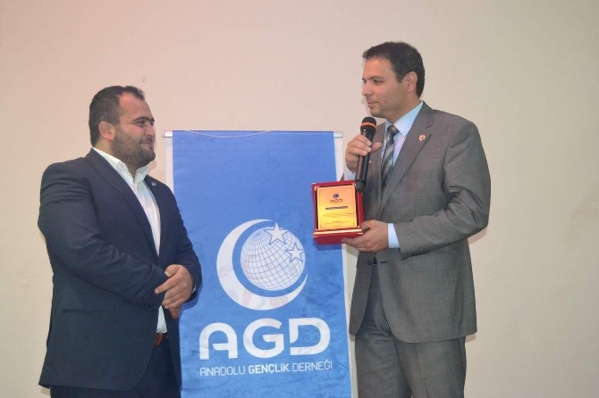 Anadolu Gençlik Derneği’den Mezuniyet Gecesi