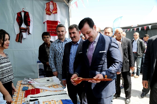 Uluslararası Öğrencilerden Erdoğan Tok’a Sevgi Gösterisi