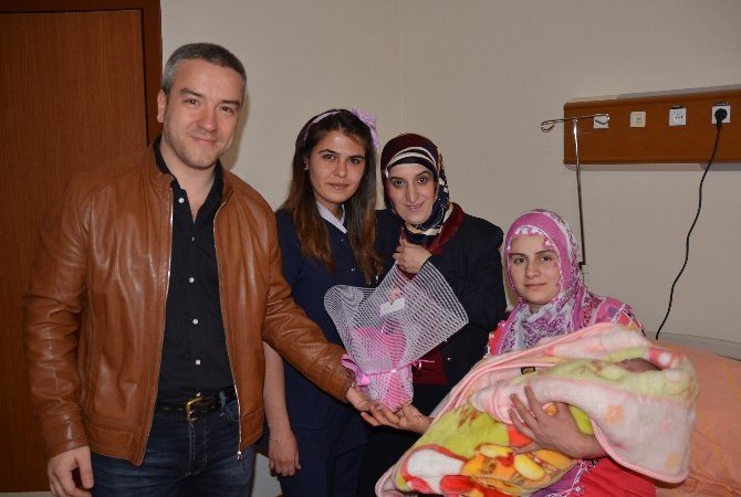 Sarıkamış Devlet Hastanesi’nde doğum yapan 2 kadın, sağlıklı 2 kız