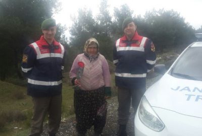 Jandarma’dan Annelere Karanfil
