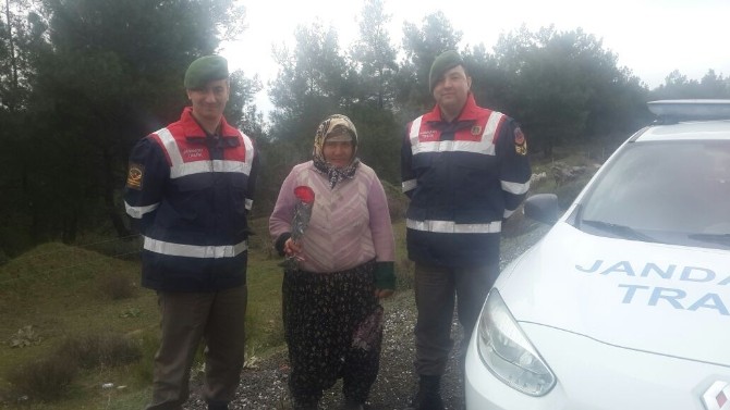 Jandarma’dan Annelere Karanfil