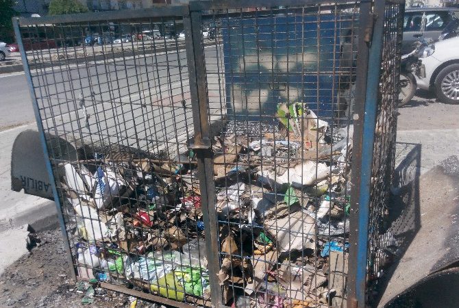 Çanakkale’nin Lapseki ilçesinde iki farklı noktada bulunan geri dönüşüm kutusunda