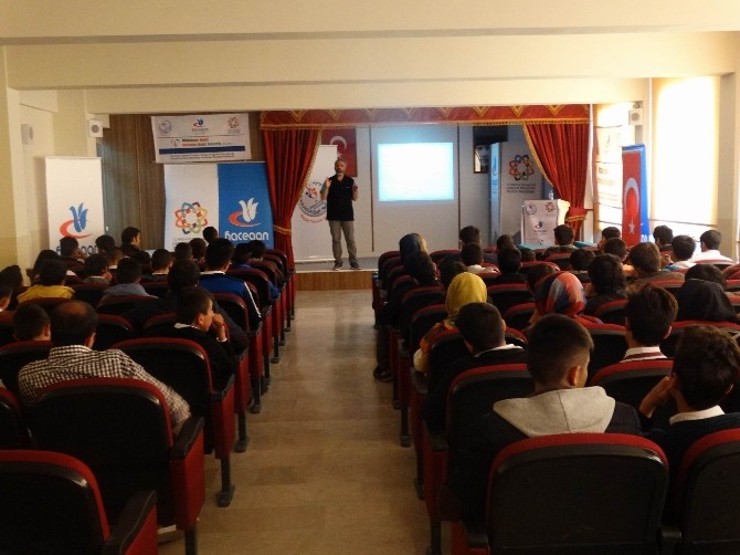 Öğrenciler Madde Bağımlılığı Konusunda Bilinçlendiriliyor