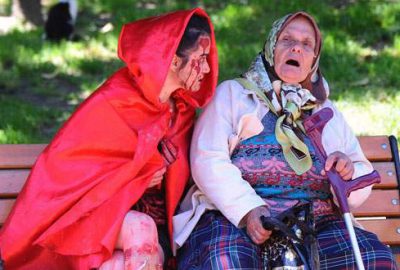 Yaşlı teyzenin yanına bu halde oturunca…