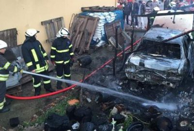 Alev alev yanan otomobil kullanılamaz hale geldi