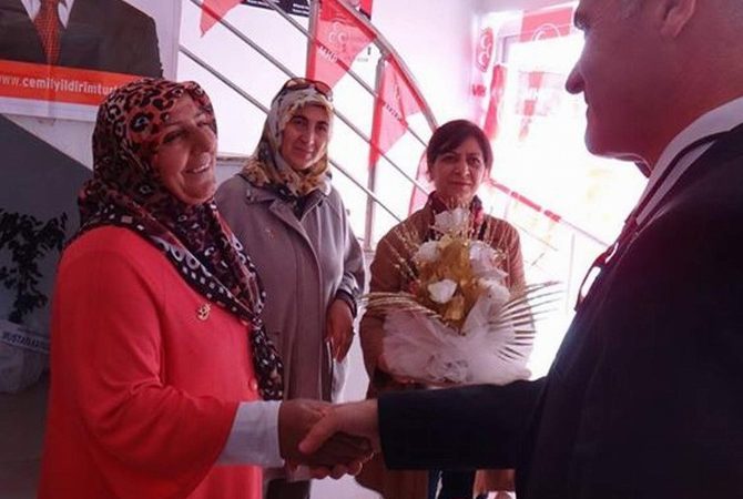 İki Engelli Çocuğuna Ve Annesine Bakan Üyeye MHP’li Türk’ten Anlamlı Ödül Milliyetçi Hareket Partisi milletvekili adayı Yıldırım Türk, 2 engelli çocuğu